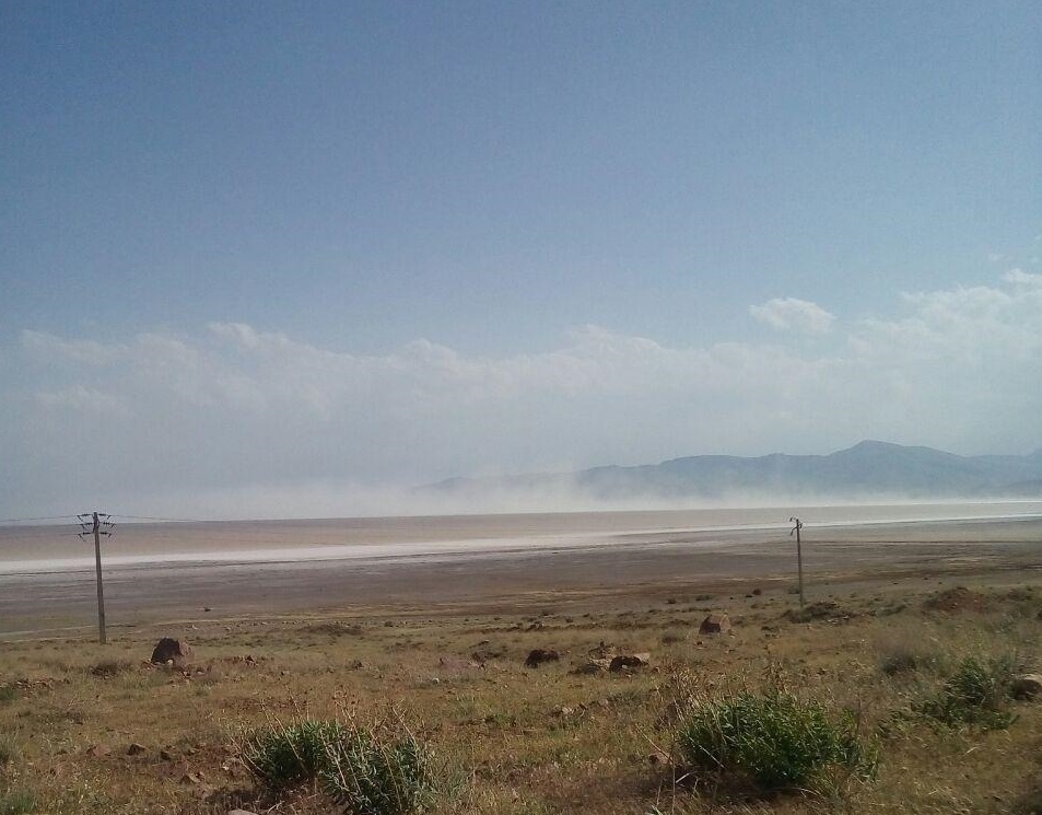 ۸ میلیارد تن نمک دریاچه ارومیه، تهدیدی برای کل کشور / نواحی شمال غربی کشور خالی از سکنه خواهند شد!