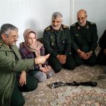 سلفی فرمانده سپاه با تنها بازمانده یک خانواده زلزله‌زده (+ عکس)