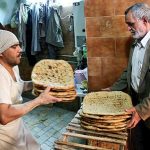 مردم نسبت به کیفیت کنونی نان معترضند /ثبات قیمت نانوارا مجبور به کاهش وزن چانه می کند